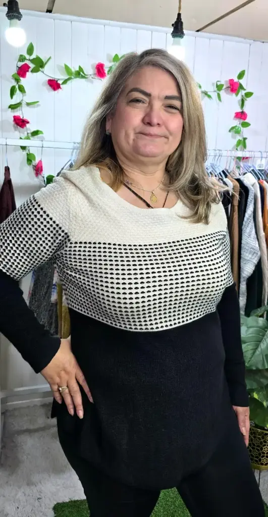 Sweater Puntos Negros Cuello Redondo 