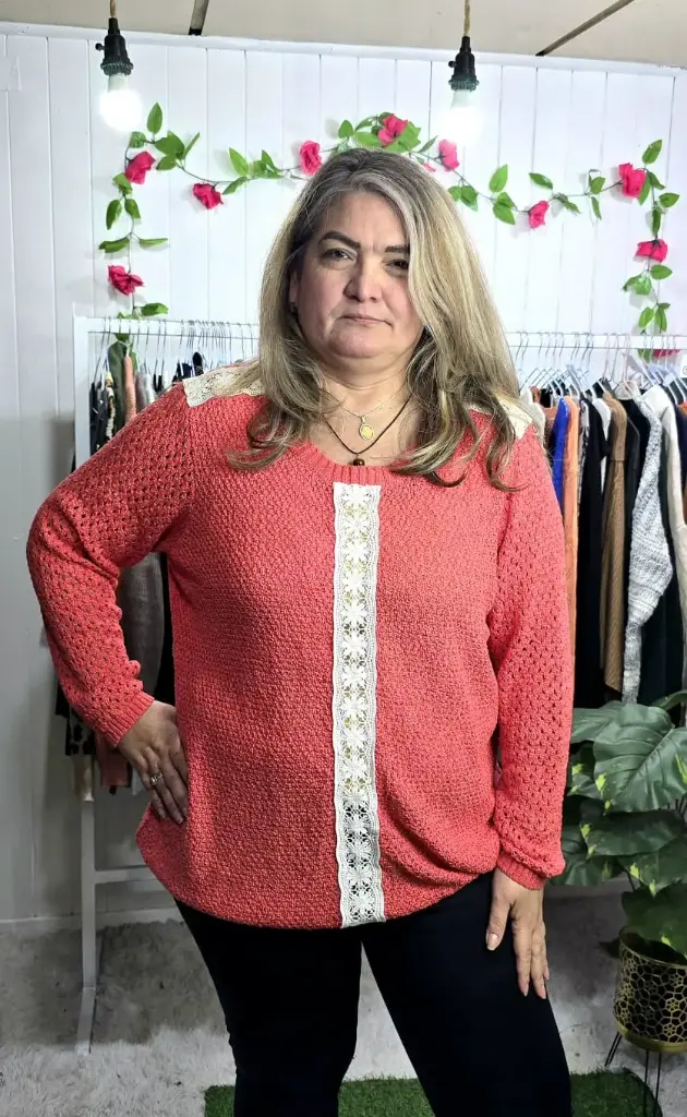 Sweater con Flores Tejidas