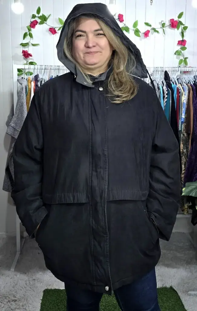 Parka Negra con Gorro Desmontable 