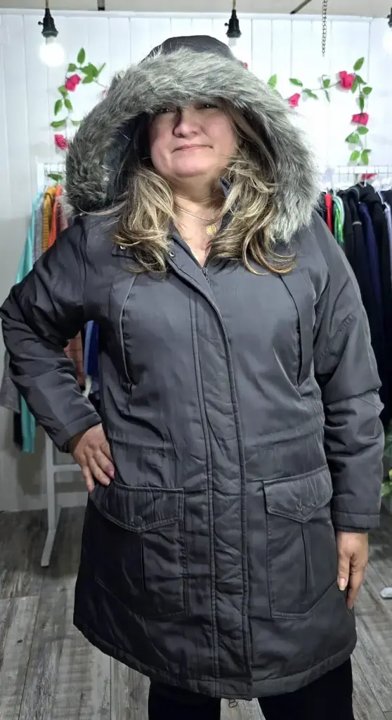 Parka Gris con Gorro Resistente al Agua