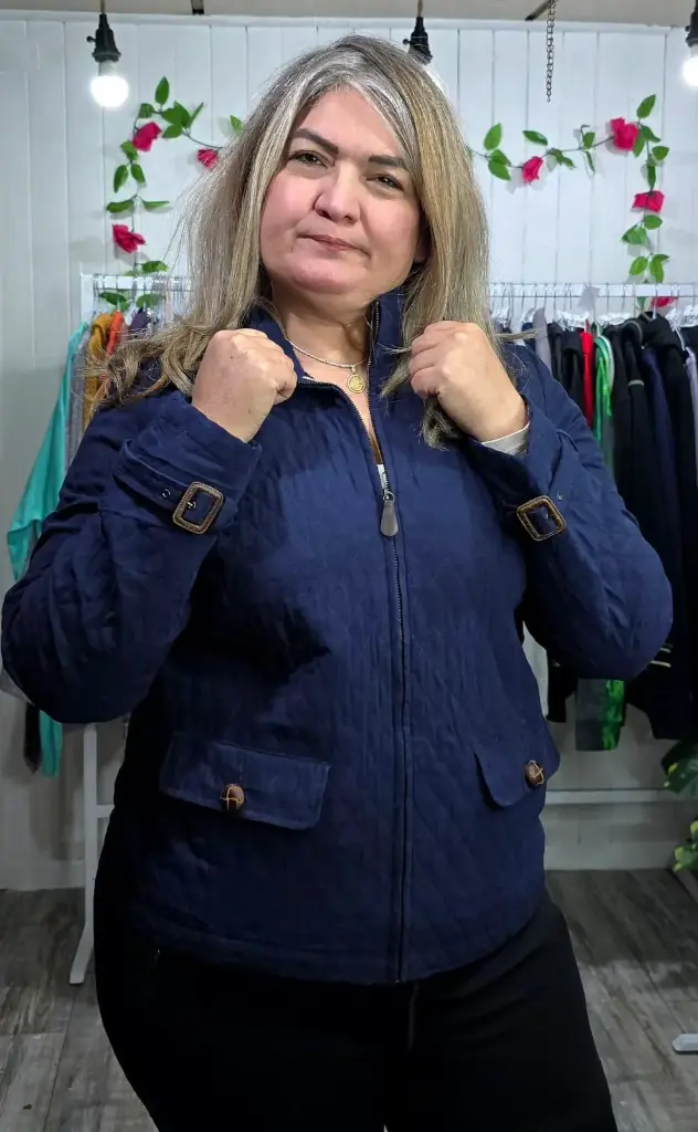 Chaqueta con Cierre y Botones Amaderados
