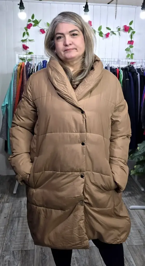 Parka Larga Café sin Gorro con Broches