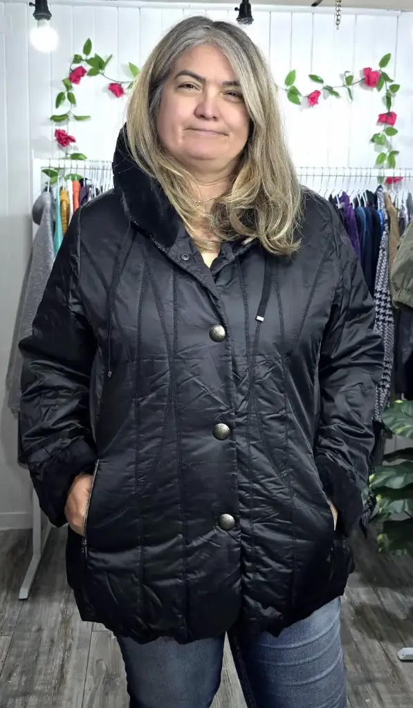 Parka Negra sin Gorro con Cierre y Broches.